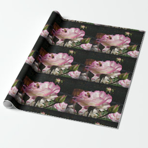 Eine Rose, eine Knospe u. ein Geschenkpapier