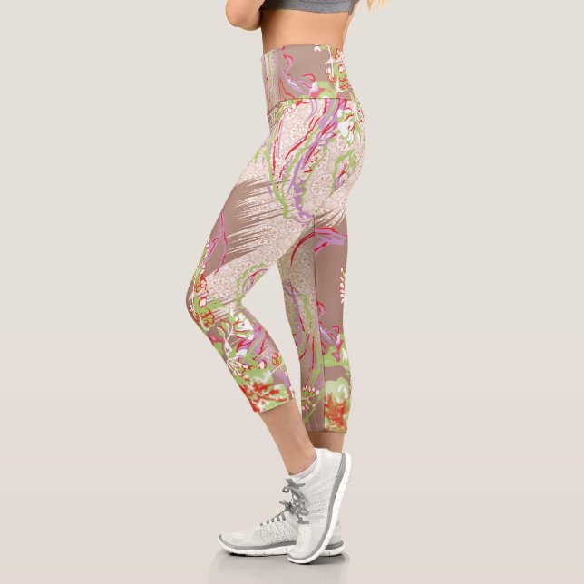 eine rote Vase mit Blume darauf. Capri Leggings (Links)