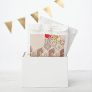 eine rote Vase mit Blume darauf. Geschenktütchen