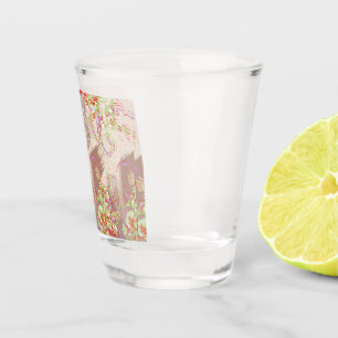 eine rote Vase mit Blume darauf. Schnapsglas