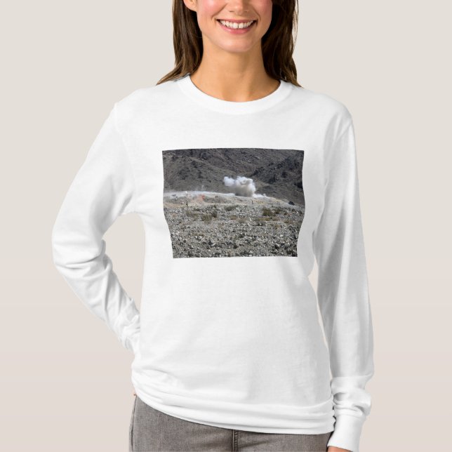 Eine Runde aus einem AT-4-Raketenwerfer T-Shirt (Vorderseite)