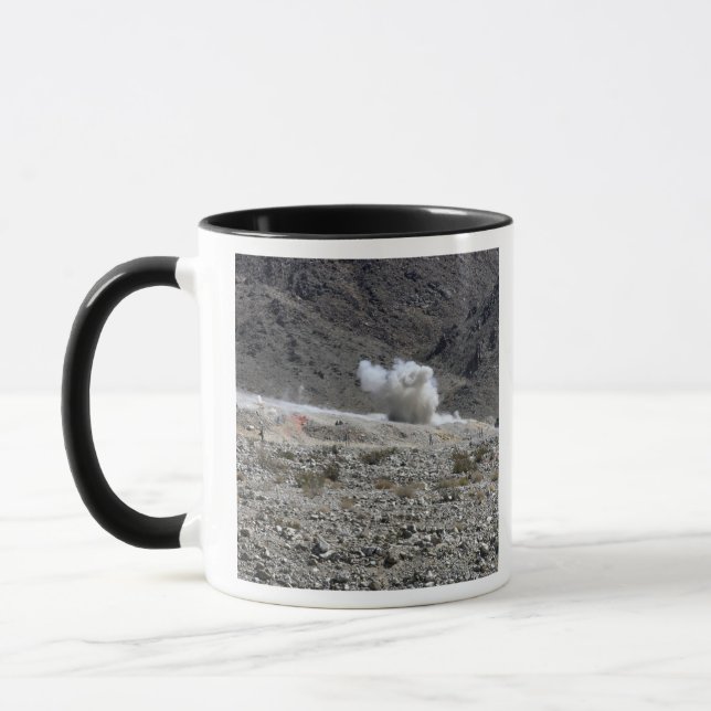 Eine Runde aus einem AT-4-Raketenwerfer Tasse (Links)