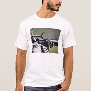 Eine Runde fliegt von der Kammer eines M-16A2 T-Shirt