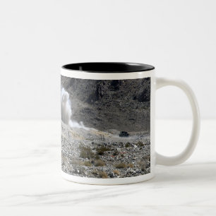Eine Runde von einer kleinen AT-4 Zweifarbige Tasse