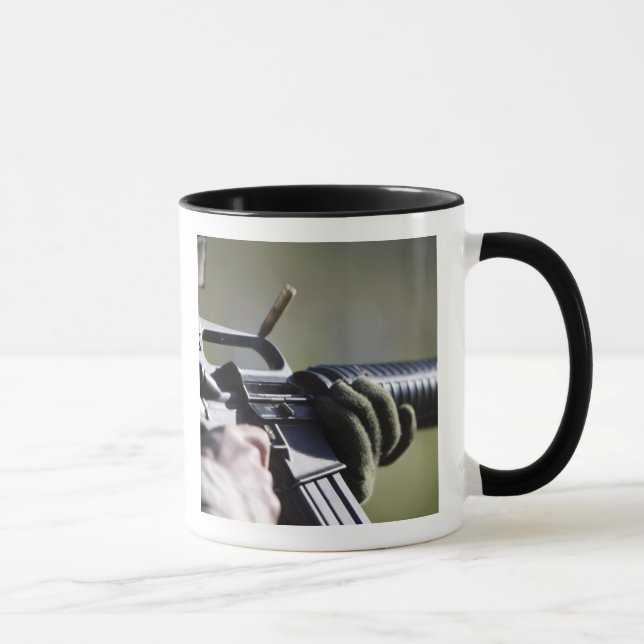 Eine Rundfliege aus der Kammer eines M-16A2 Tasse (Rechts)