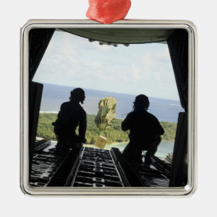 Eine Schachtel humanitärer Güter Ornament Aus Metall