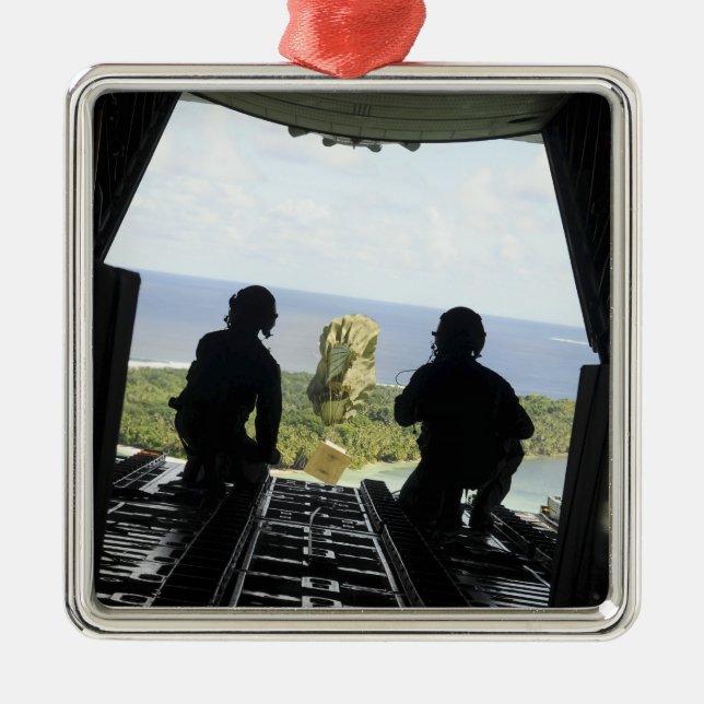 Eine Schachtel humanitärer Güter Ornament Aus Metall (Vorne)