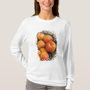 Eine Schale mediterraner Aprikosen 2 T-Shirt