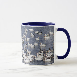 Eine Schar Schneegänse am Strand Tasse