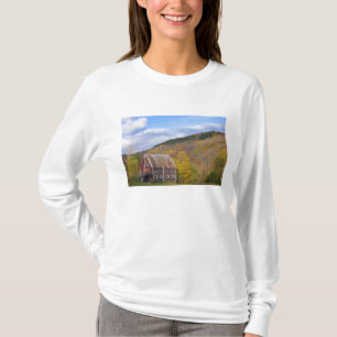 Eine Scheune in Vermonts Green Mountains. Hancock, T-Shirt