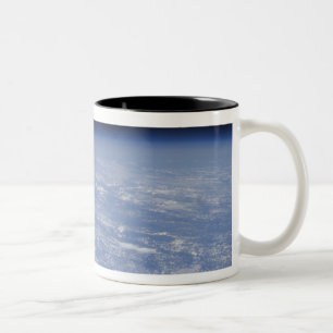 Eine schiefe Horizontansicht des atmosphe der Erde Zweifarbige Tasse