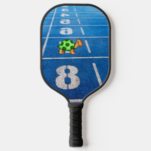 Eine Schildkröte in einem Marathonrennen Pickleball Schläger