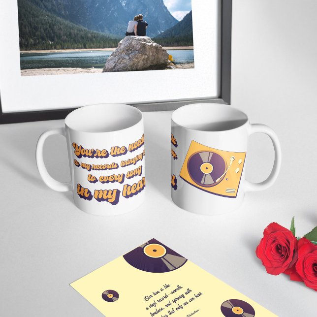 Eine schlanke Turntable und eine sich drehende Vin Kaffeetasse (Von Creator hochgeladen)