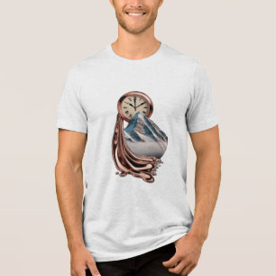 Eine Schmelzuhr, die über einen Berg gezogen wurde Tri-Blend Shirt