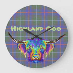 Eine schöne bunte Hochlandkuh auf Tartan. Große Wanduhr