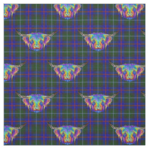 Eine schöne bunte Hochlandkuh auf Tartan. Stoff