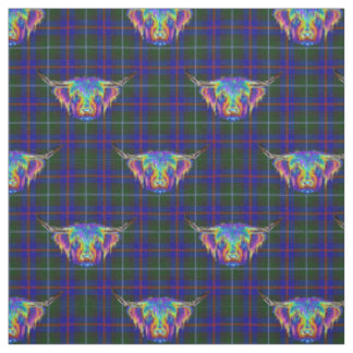 Eine schöne bunte Hochlandkuh auf Tartan. Stoff