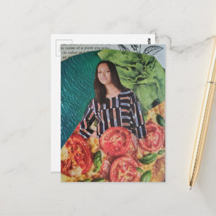Eine schöne Dame mit Pizza und Lattich Collage Postkarte