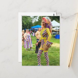 Eine schöne farbenfrohe Drag Queen Postkarte