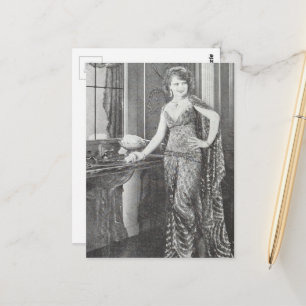 Eine schöne Frau auf einer Schwarz-Weiß-Postkarte  Postkarte