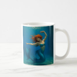 Eine schöne Meerjungfrau, die tanzt Kaffeetasse