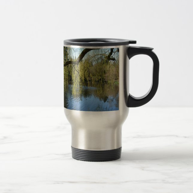 eine schöne Quelle Weiden Bäume am Wasserteich. Reisebecher (Rechts)