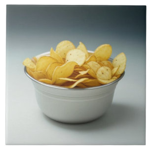 Eine Schüssel Kartoffelchips Fliese