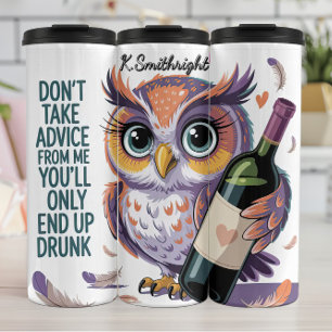 Eine Schüssel mit einer Flasche Wein