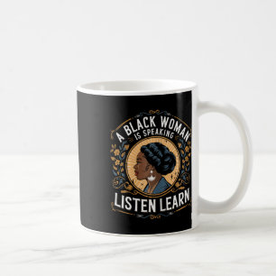 Eine schwarze Frau hört zu und lernt Junetee Kaffeetasse