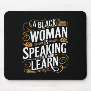 Eine schwarze Frau hört zu und lernt Junetee Mousepad