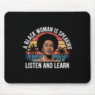 Eine schwarze Frau hört zu und lernt Junetee Mousepad
