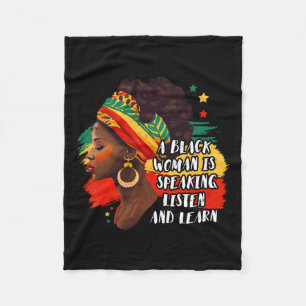 Eine schwarze Frau hört zu und lernt Melanin Fleecedecke