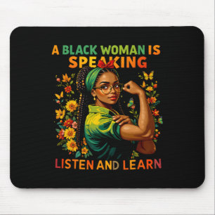 Eine schwarze Frau spricht dem Schwarzen Mon lausc Mousepad