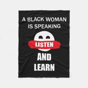 Eine schwarze Frau spricht. Fleecedecke