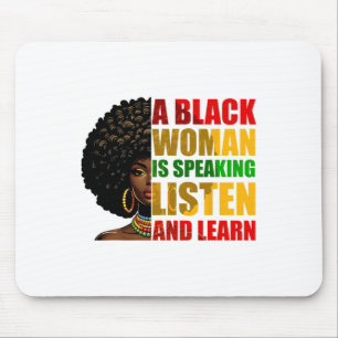 Eine schwarze Frau spricht Hören und lernen Afroce Mousepad