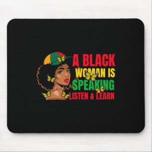 Eine schwarze Frau spricht. Hören und lernen Sie f Mousepad