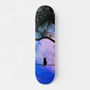 Eine schwarze Katze auf einem Draht Vollmond Skateboard
