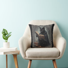 Eine schwarze Katze mit Umhang beim Studieren von  Kissen