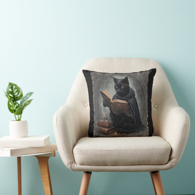 Eine schwarze Katze mit Umhang beim Studieren von  Kissen (Stuhl )