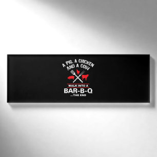 Eine Schweinehähnchenkühe Wandern in eine Bar Fu Namenschild