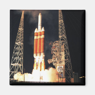 Eine schwere Rakete des Dreiecks IV hebt weg Magnet
