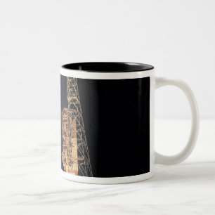 Eine schwere Rakete des Dreiecks IV hebt weg Zweifarbige Tasse