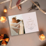 Eine sehr Verheiratete Weihnachts-Script-Blush-Ros Folien Feiertagskarte<br><div class="desc">Ein einfaches,  minimales Design lautet der Kopf "Ein sehr verheiratetes Weihnachten",  ideal für alle neuen Wesen</div>