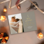 Eine sehr Verheiratete Weihnachts-Script Taupe Gol Folien Feiertagskarte<br><div class="desc">Ein einfaches,  minimales Design lautet der Kopf "Ein sehr verheiratetes Weihnachten",  ideal für alle neuen Wesen</div>