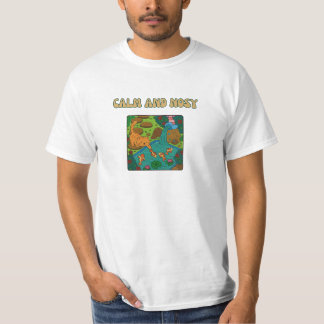 Eine serene Katze spielt am Rande eines ruhigen Po T-Shirt