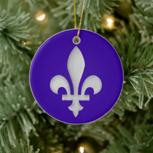 Eine silberne Fleur-de-lys Dekoration mit Ornament