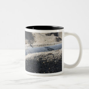 Eine statische Anzeige einer Artillerie-Muschel Zweifarbige Tasse