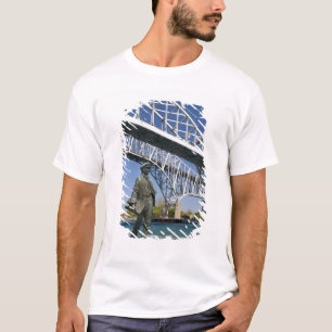 Eine Statue von Thomas Alva Edison durch lokalen T-Shirt