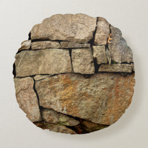 Eine Steinmauer aus Kopfsteinpflaster-Hintergrund Rundes Kissen