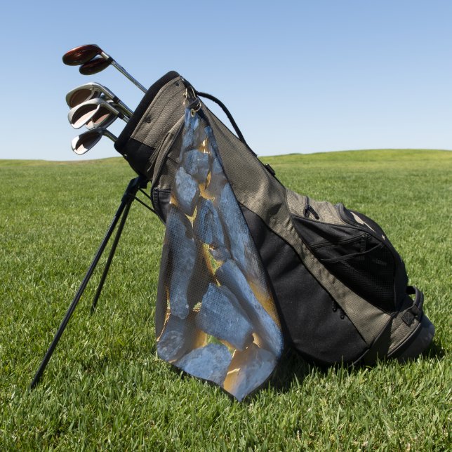 Eine Steinmauer im kroatischen Stil Golfhandtuch (Gras)